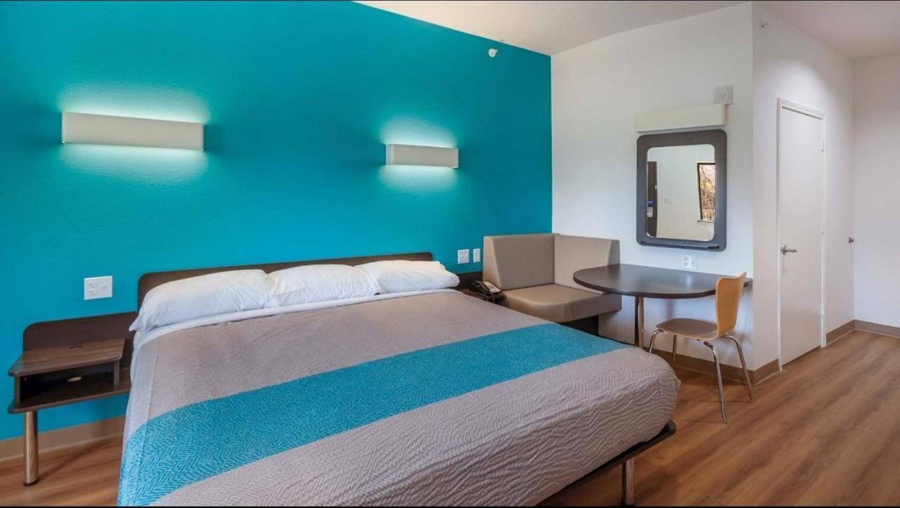 Hotel 6-channelview, Tx 2*