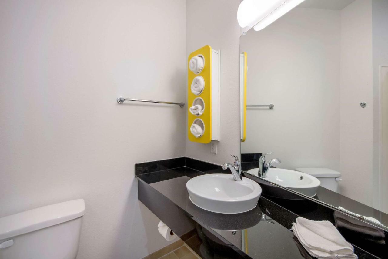Hotel 6-channelview, Tx 2*